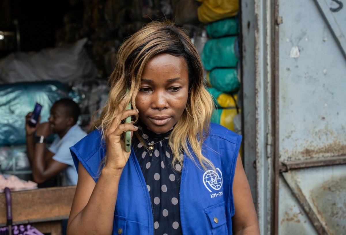 An IOM Counsellor on the phone with a beneficiary in Cameroon.