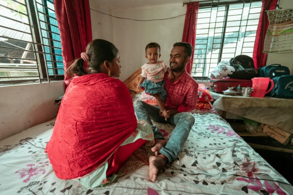 The family of a returning migrant in Bangladesh.